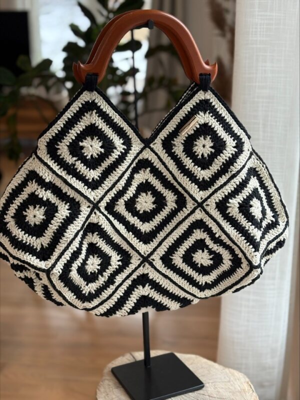 sac granny square noir et blanc de face sur support 1