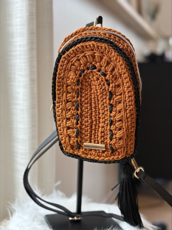 sac banane demi lune caramel et noir de face