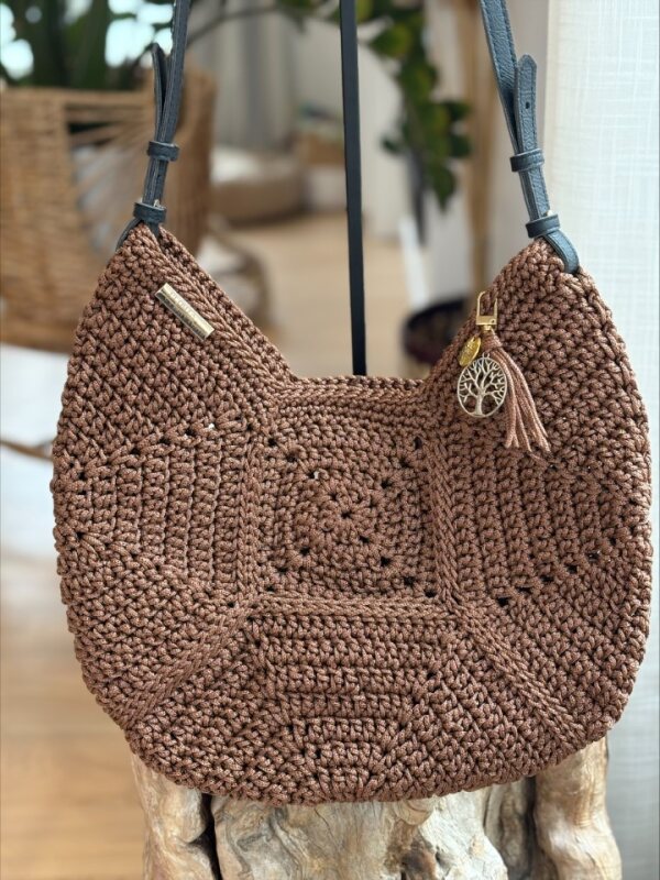 sac brun foncé granny square de face rapproché