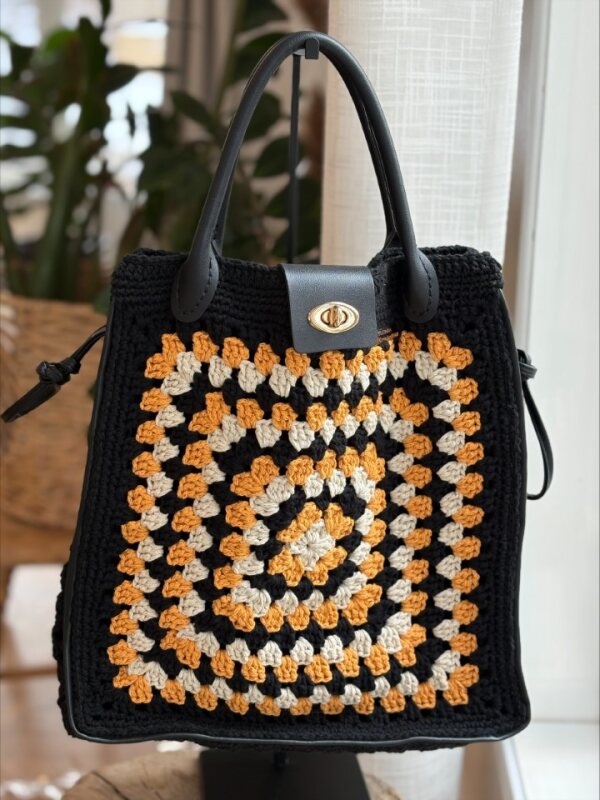 sac granny square noir blanc et juane de face