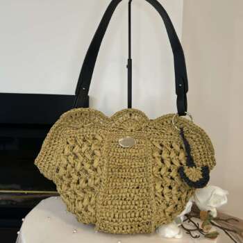 Sac trapèze arrondi en raphia - $110.00