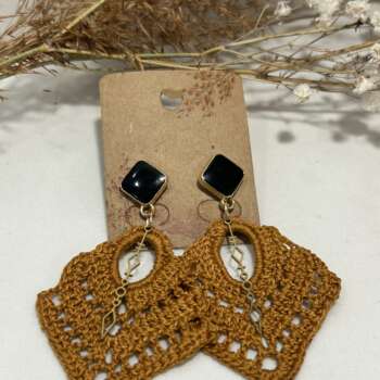 Boucle fléchée jaune or - $30.00